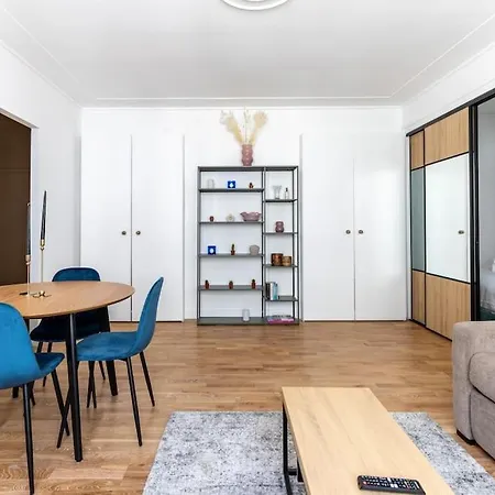 Apartment Montaigne/place De L'alma : Beautiful 4p