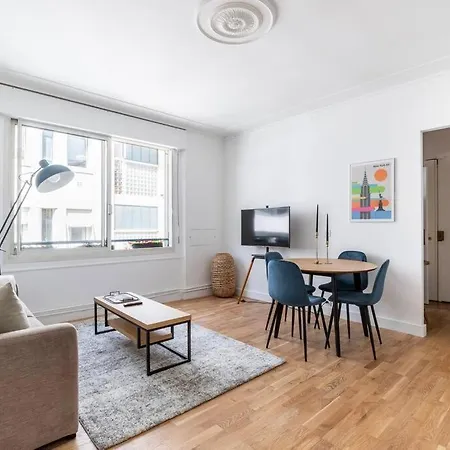 Apartment Montaigne/place De L'alma : Beautiful 4p